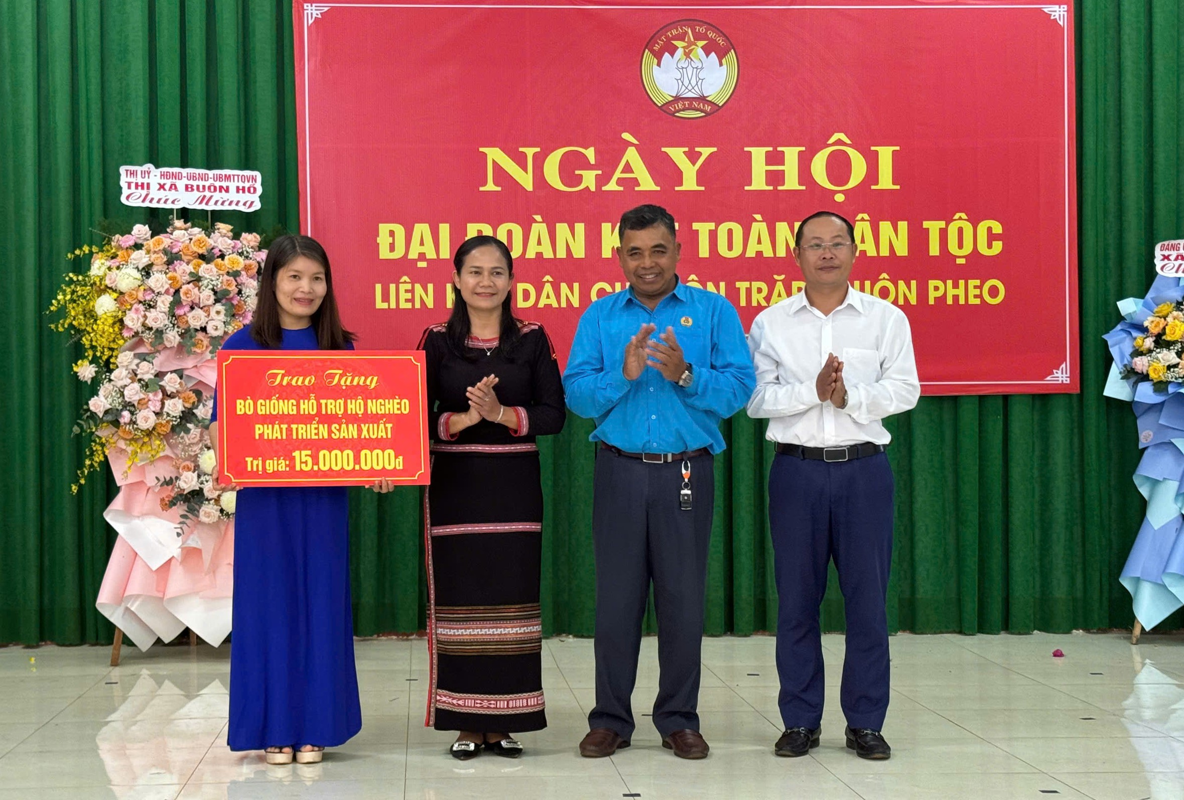 Trưởng Ban Tuyên giáo Tỉnh ủy H’Lim Niê dự Ngày hội Đại đoàn kết toàn dân tộc liên khu dân cư buôn Pheo và buôn Trắp