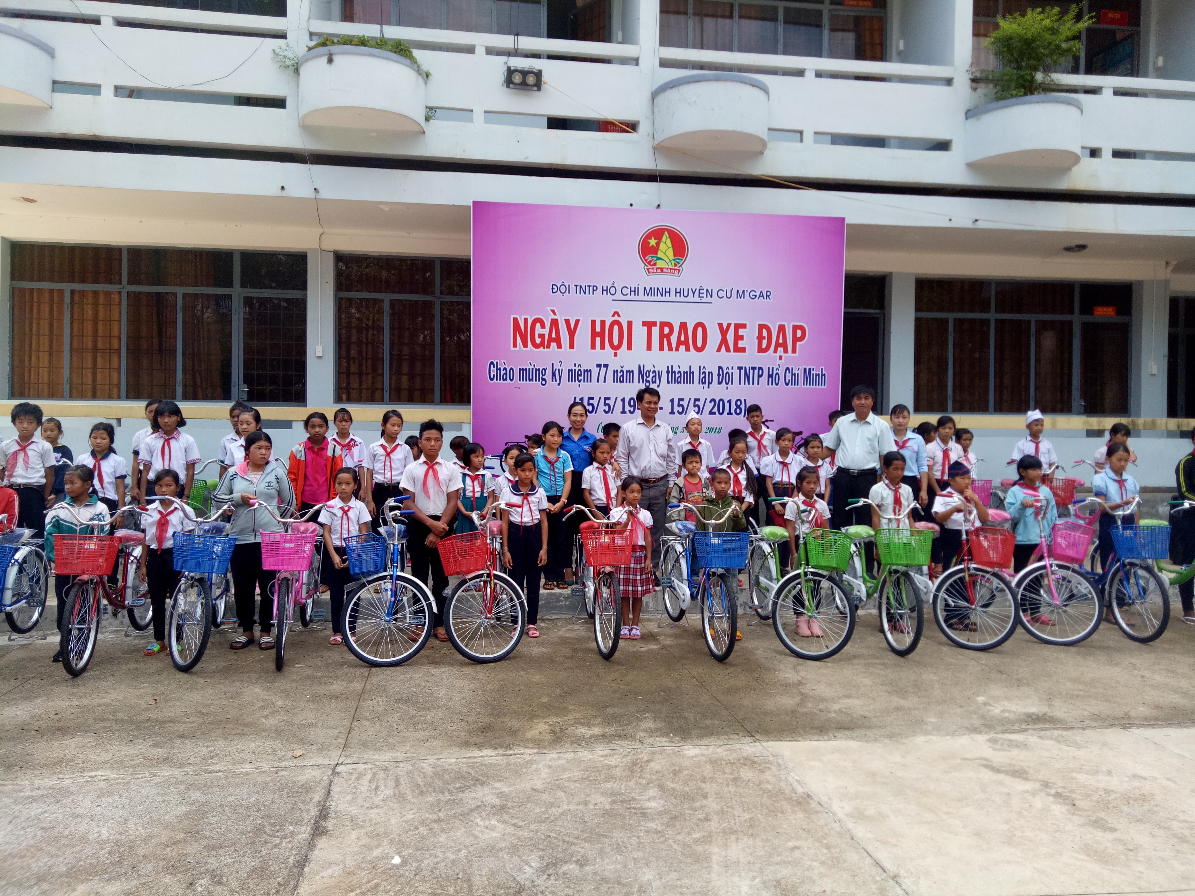 Hội đồng đội huyện Cư M'gar tổ chức ngày hội trao xe đạp cho học sinh nghèo vượt khó học giỏi