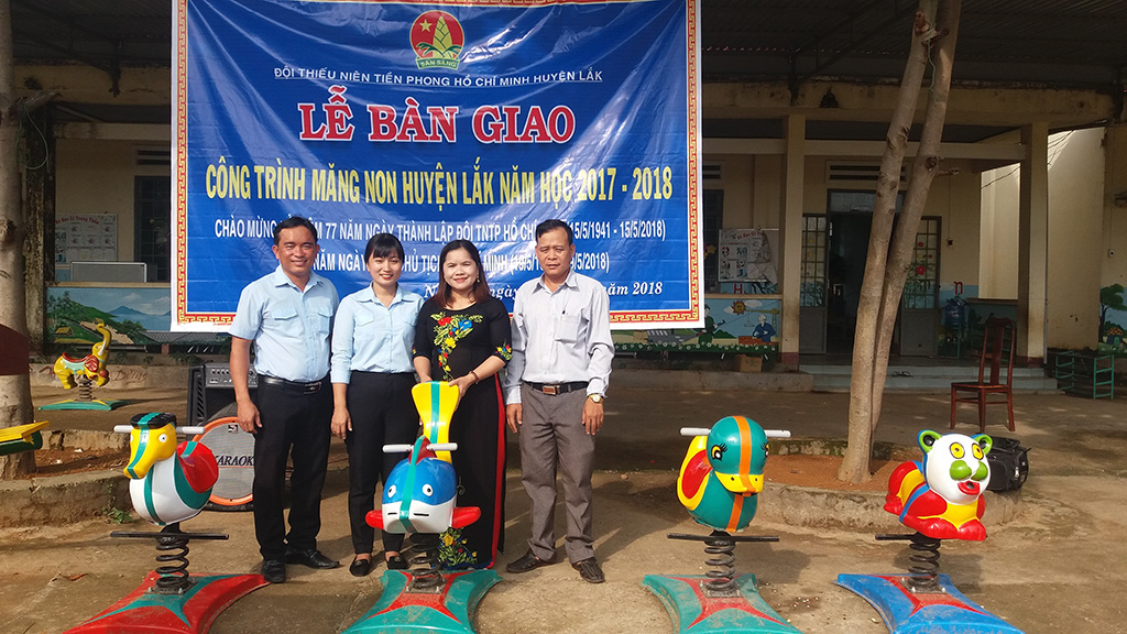 Huyện Lắk bàn giao Công trình măng non khu vui chơi cho thiếu nhi năm học 2017 - 2018