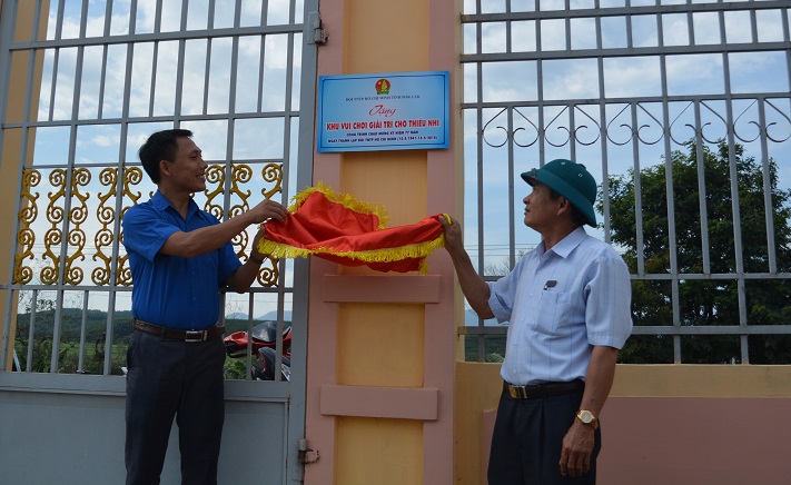 Hội Đồng đội tỉnh bàn giao công trình măng non cấp tỉnh tại xã Ea Riêng, huyện M’Đrắk.