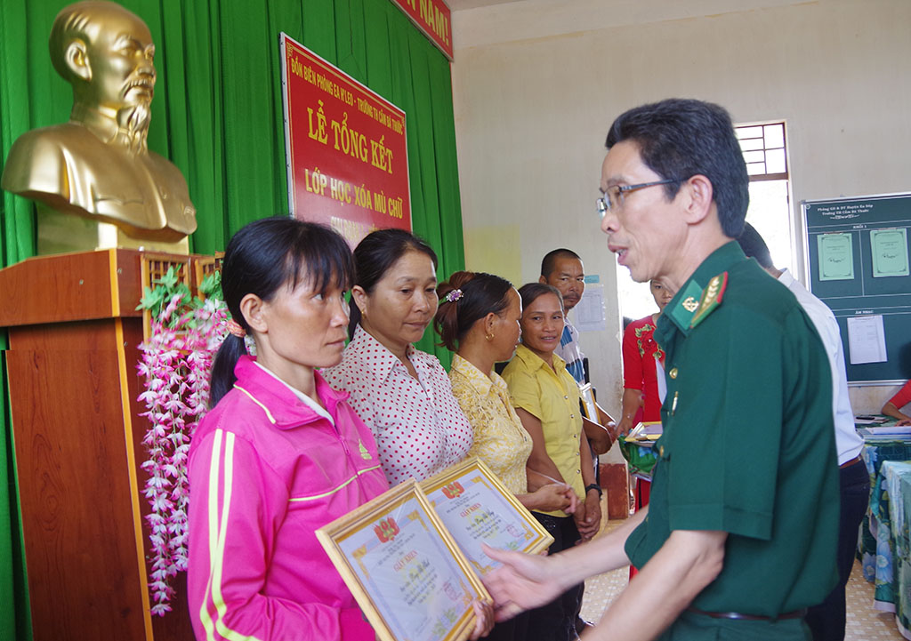 Đồn Biên phòng Ea H’Leo phối hợp tổ chức tổng kết lớp học xóa mù chữ tại xã Ia Lốp, huyện Ea Súp