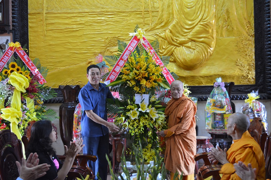 Lãnh đạo tỉnh thăm, tặng quà các cơ sở Phật giáo nhân Lễ Phật đản - Phật lịch 2562 năm 2018