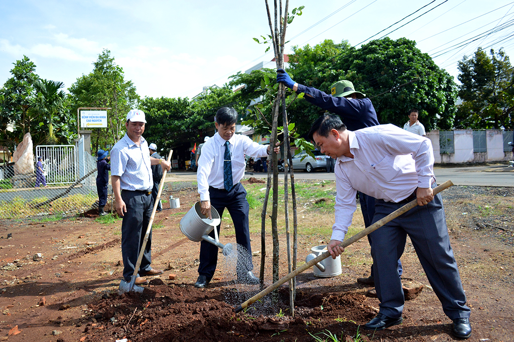 Thành phố Buôn Ma Thuột phát động “ Tháng hành động vì môi trường”