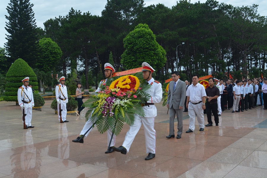 Lễ viếng Nghĩa trang Liệt sỹ tỉnh nhân kỷ niệm 70 năm Ngày Chủ tịch Hồ Chí Minh ra Lời kêu gọi thi đua ái quốc