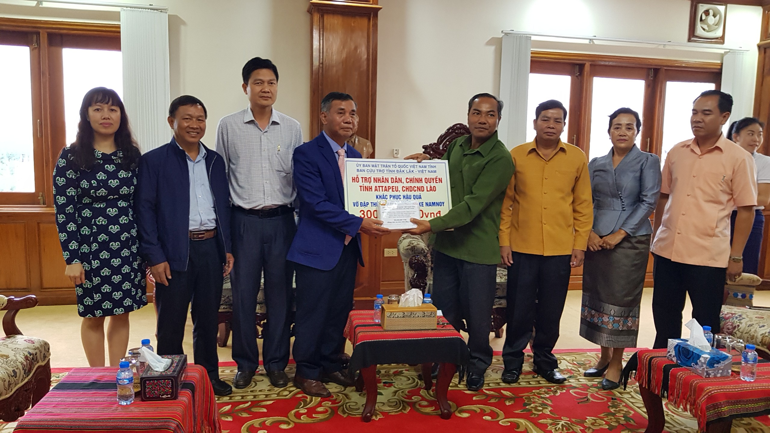 Đoàn công tác của tỉnh Đắk Lắk trao kinh phí hỗ trợ tỉnh Attapeu – CHDCND Lào