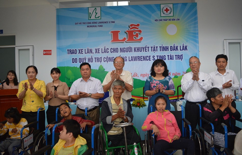 Lễ trao tặng xe lăn, xe lắc cho người khuyết tật trên địa bàn tỉnh.