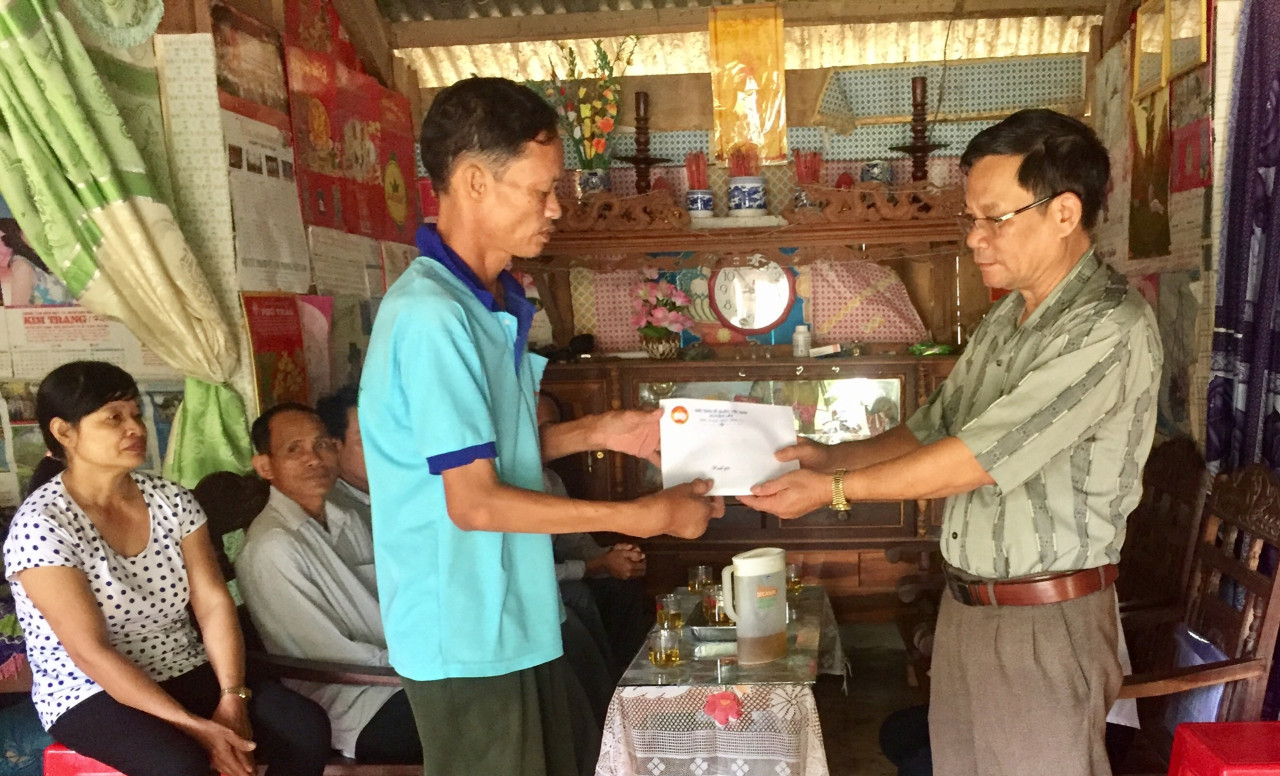 Trao tặng 20 triệu đồng cho gia đình có hoàn cảnh khó khăn tại huyện Lắk