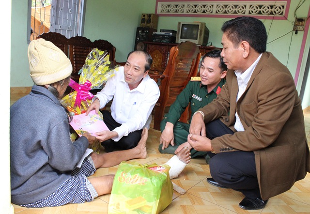 Đoàn công tác UBND tỉnh thăm và chúc Tết  các xã căn cứ cách mạng Krông Nô và Đắk Phơi.