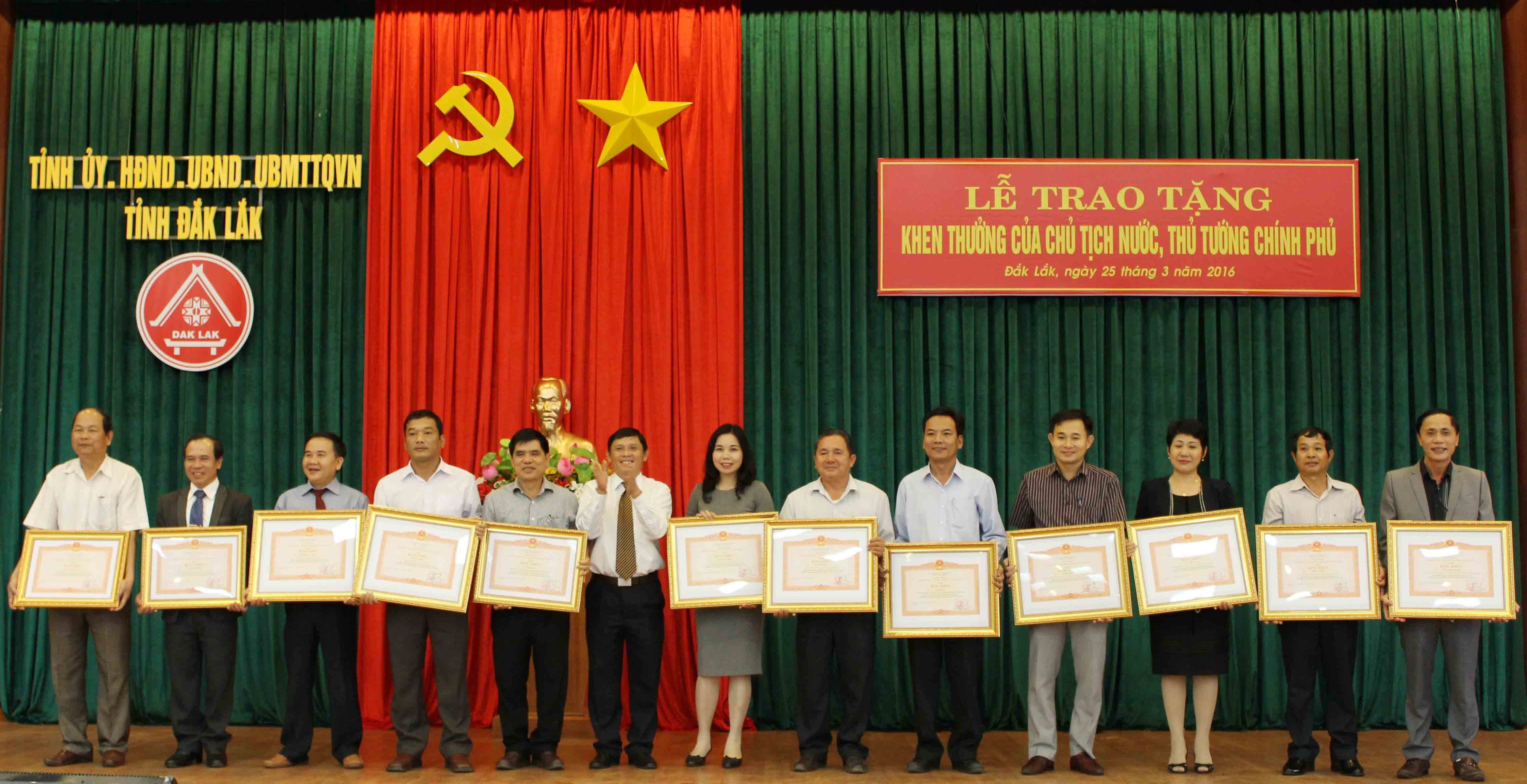 Tặng Bằng khen của Thủ tướng Chính phủ