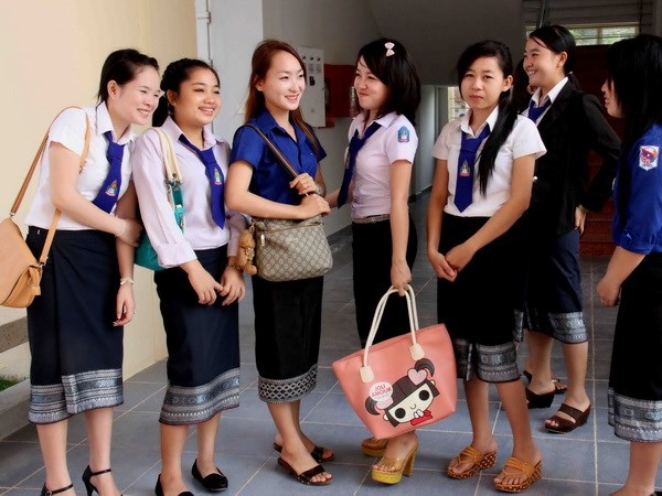 Hỗ trợ sinh viên tỉnh Champasak (Lào) học tiếng việt.
