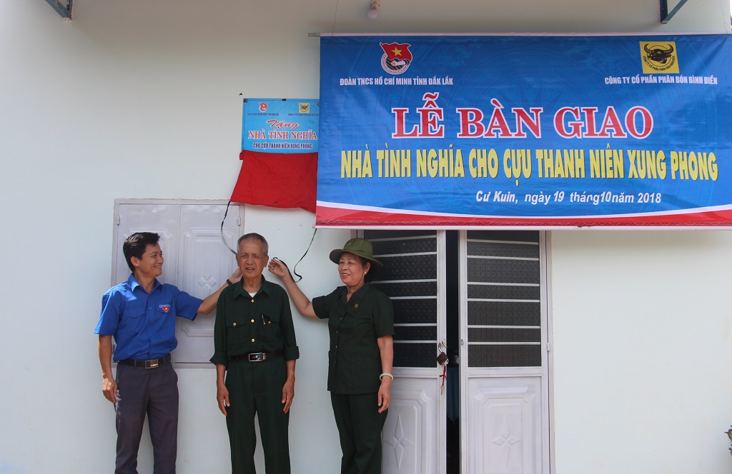 Bàn giao 2 nhà tình nghĩa tặng cựu thanh niên xung phong tại huyện Cư Kuin