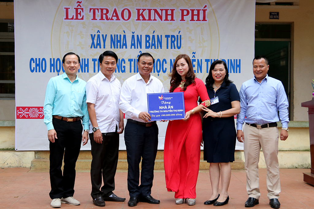 Hội Doanh nhân trẻ tỉnh Đắk Lắk tặng kinh phí xây nhà ăn bán trú cho trường Tiểu học Nguyễn Thị Định