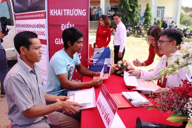 Agribank Dak Lak launches mobile transaction point in Krong No, Lak district