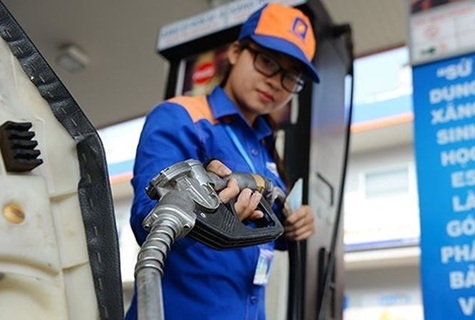 Giá xăng giảm mạnh hơn 1.500 đồng/lít