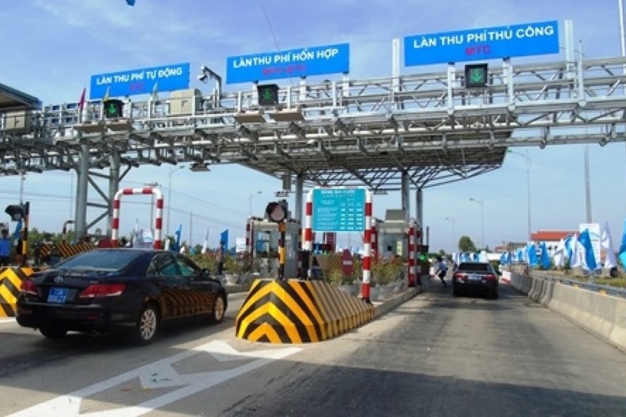 Triển khai thu phí dịch vụ sử dụng đường bộ theo hình thức điện tử tự động không dừng.