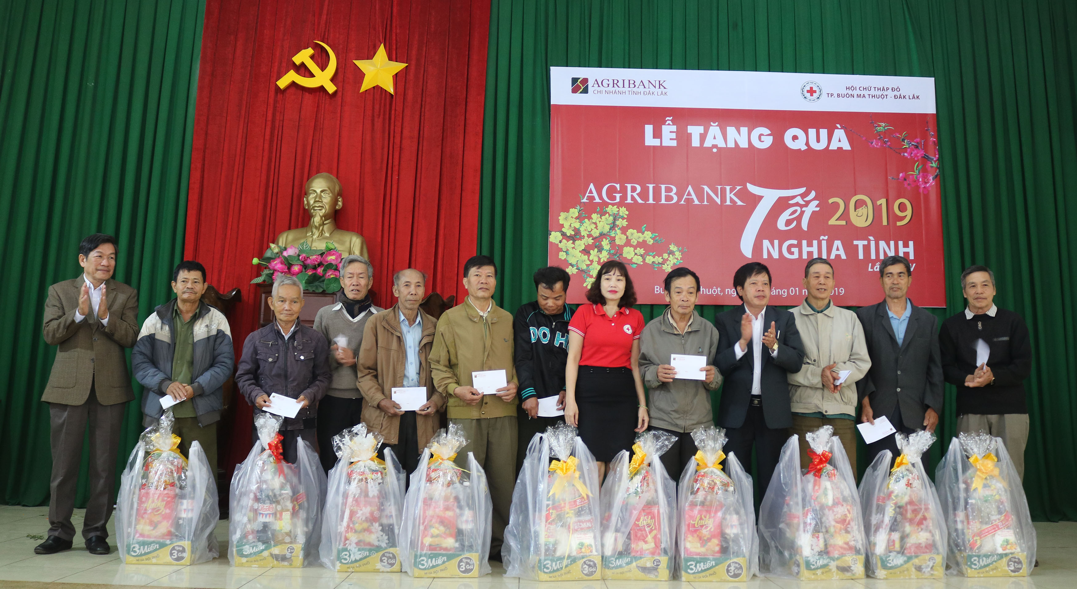 Agribank Đắk Lắk tặng 100 suất quà Tết cho người nghèo, nạn nhân chất độc da cam