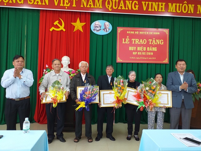 Huyện ủy Cư Kuin tổ chức Lễ trao tặng Huy hiệu Đảng dịp 03/02/2019.