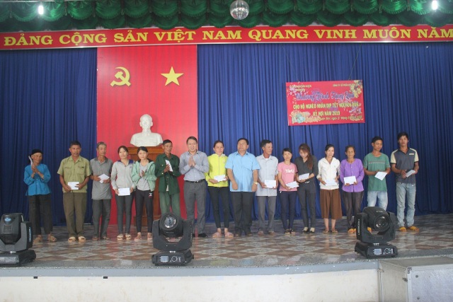 Đồng chí Nguyễn Hải Ninh - Phó Chủ tịch Thường trực UBND tỉnh trao 100 suất quà Tết cho hộ nghèo huyện Buôn Đôn