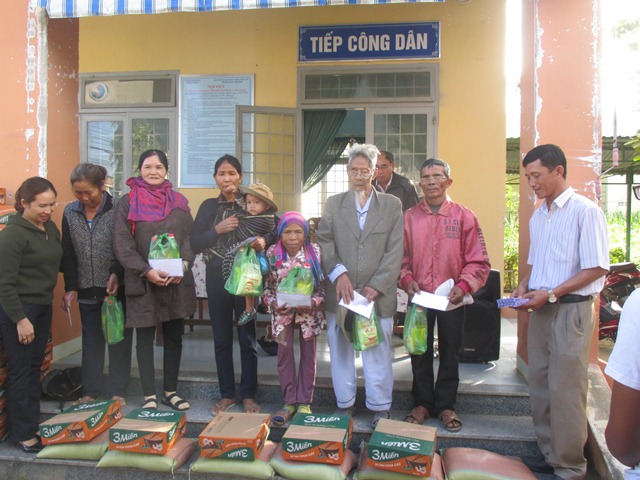 Gần 450 suất quà và hiện vật được trao cho đồng bào các buôn kết nghĩa và hộ nghèo xã Hòa Phong