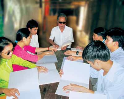 Thực hiện có hiệu quả công tác giúp đỡ người mù và Hội Người mù.