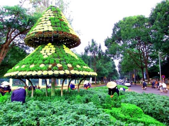 Thực hiện dịch vụ công ích đô thị của UBND huyện Lắk và Tỉnh đoàn Đắk Lắk