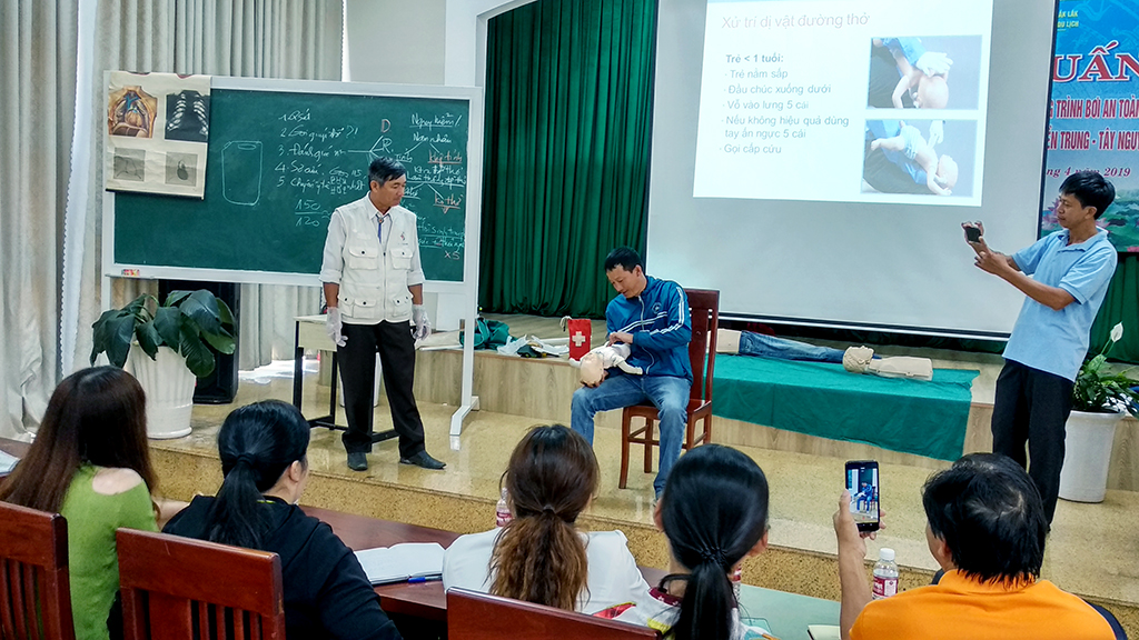 Bế mạc lớp tập huấn nghiệp vụ cho hướng dẫn viên cơ sở về chương trình bơi an toàn, phòng chống đuối nước trẻ em năm 2019