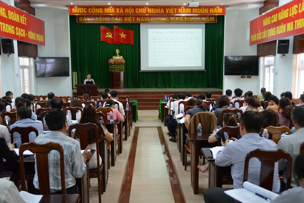 Thành phố Buôn Ma Thuột tổ chức Hội nghị tập huấn Nghiệp vụ công tác an toàn thực phẩm cho gần 100 cán bộ
