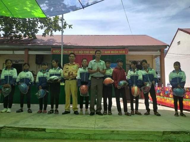 Hội LHPN huyện Krông Bông tổ chức Nói chuyện chuyên đề về Phát triển kỹ năng xã hội cho học sinh và đối thoại giữa phụ huynh, học sinh với các cấp lãnh đạo tại Trường THCS xã Hòa Sơn, huyện Krông Bông
