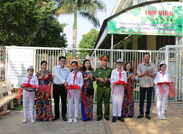 Hội Doanh nhân trẻ tỉnh trao ủng hộ Trường Tiểu học Nguyễn Công trứ xây dựng sân chơi