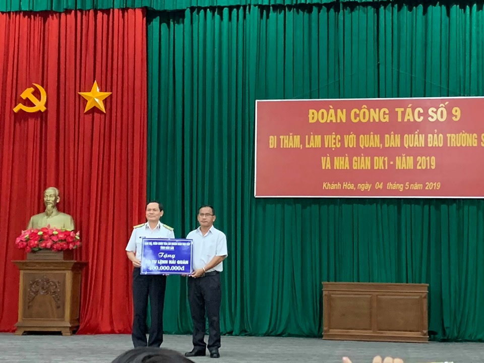 Đoàn công tác Tòa án nhân dân hai cấp tỉnh Đắk Lắk thăm và tặng quà quân dân huyện đảo Trường Sa