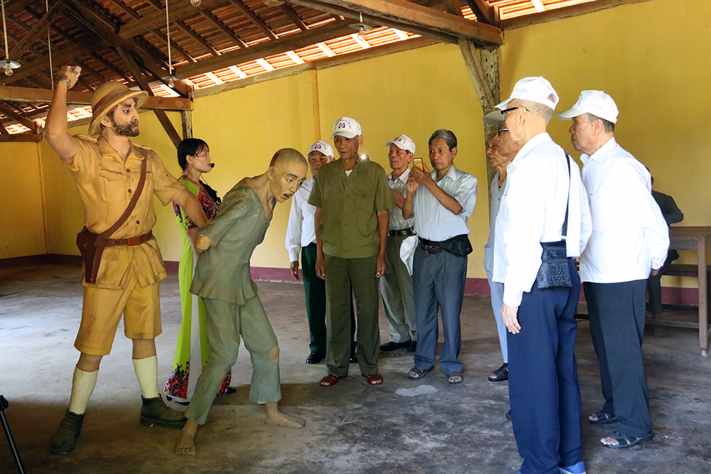 Đoàn chiến sỹ cách mạng bị địch bắt tù đày thành phố Hà Nội thăm Nhà đày Buôn Ma Thuột