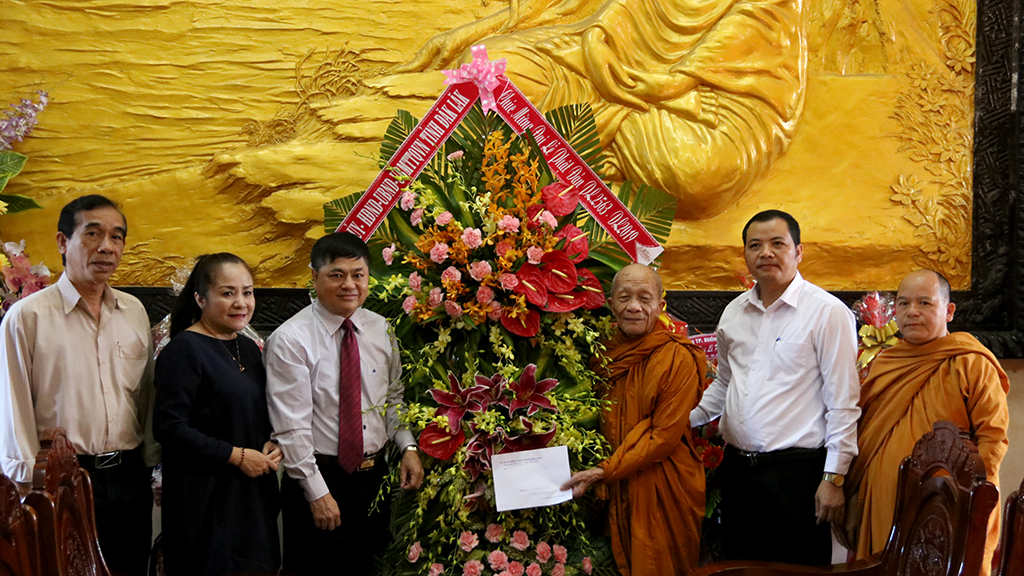 Thường trực Tỉnh ủy thăm, chúc mừng các cơ sở Phật giáo nhân Lễ Phật đản