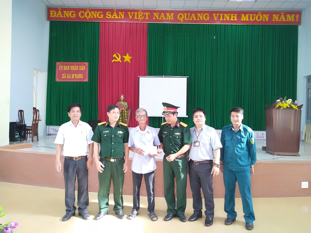 Ban CHQS huyện Cư M’gar thăm và tặng quà thương binh Đoàn 559