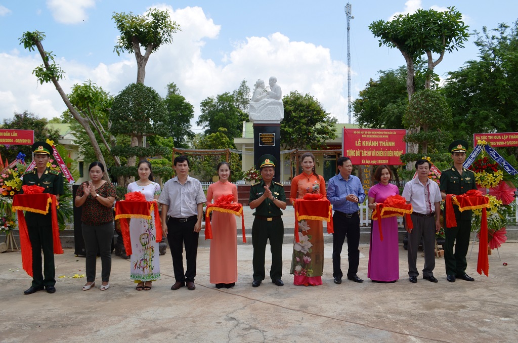 Đồn Biên phòng Yok M’Bre khánh thành tượng “Bác Hồ với Chiến sĩ Biên phòng”