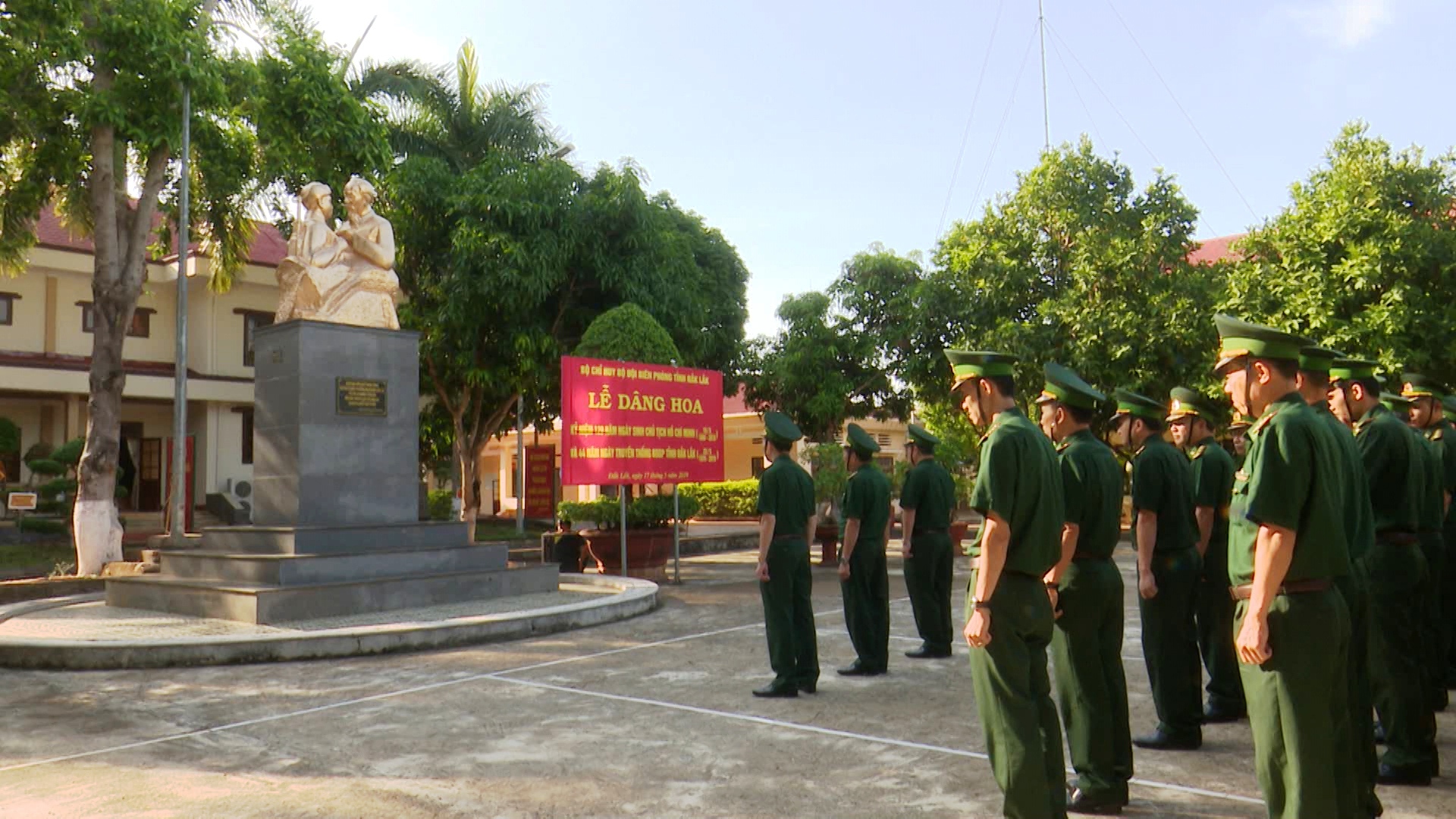 Bộ đội Biên phòng tỉnh Đắk Lắk dâng hoa tượng đài Bác Hồ với Chiến sĩ Biên phòng