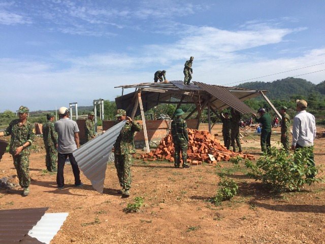 Bộ đội Biên phòng Đắk Lắk triển khai lực lượng giúp dân khắc phục hậu quả thiên tai
