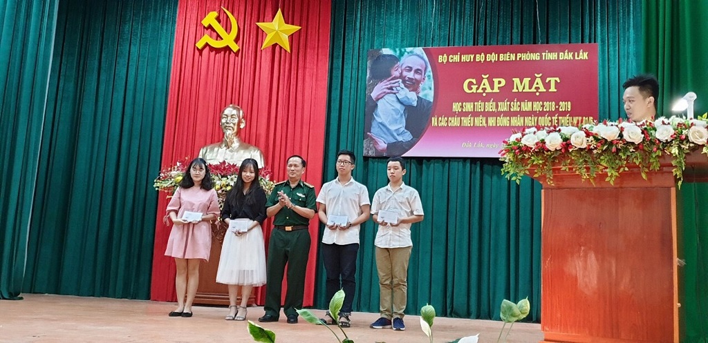 BĐBP Đắk Lắk gặp mặt, tặng quà các em học sinh nhân Ngày Quốc tế Thiếu nhi 1/6