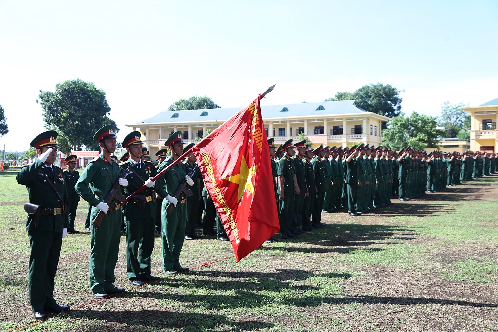 Tiểu đoàn 303 (Trung đoàn Bộ binh 584, Bộ Chỉ huy Quân sự tỉnh): 430 chiến sĩ mới tuyên thệ trước Quân kỳ