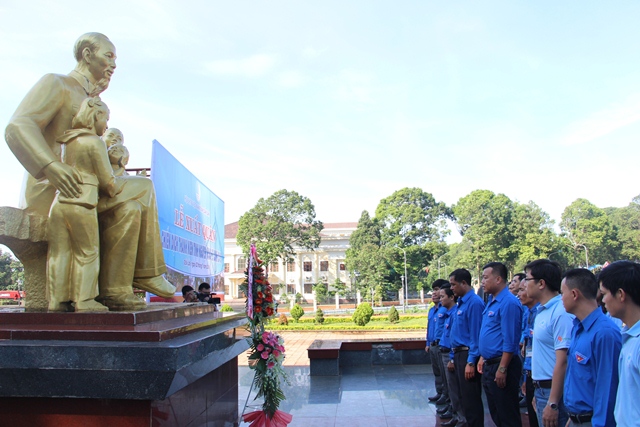 Bàn giao công trình Xây dựng khu vực Tượng đài Bác Hồ với các cháu thiếu nhi.