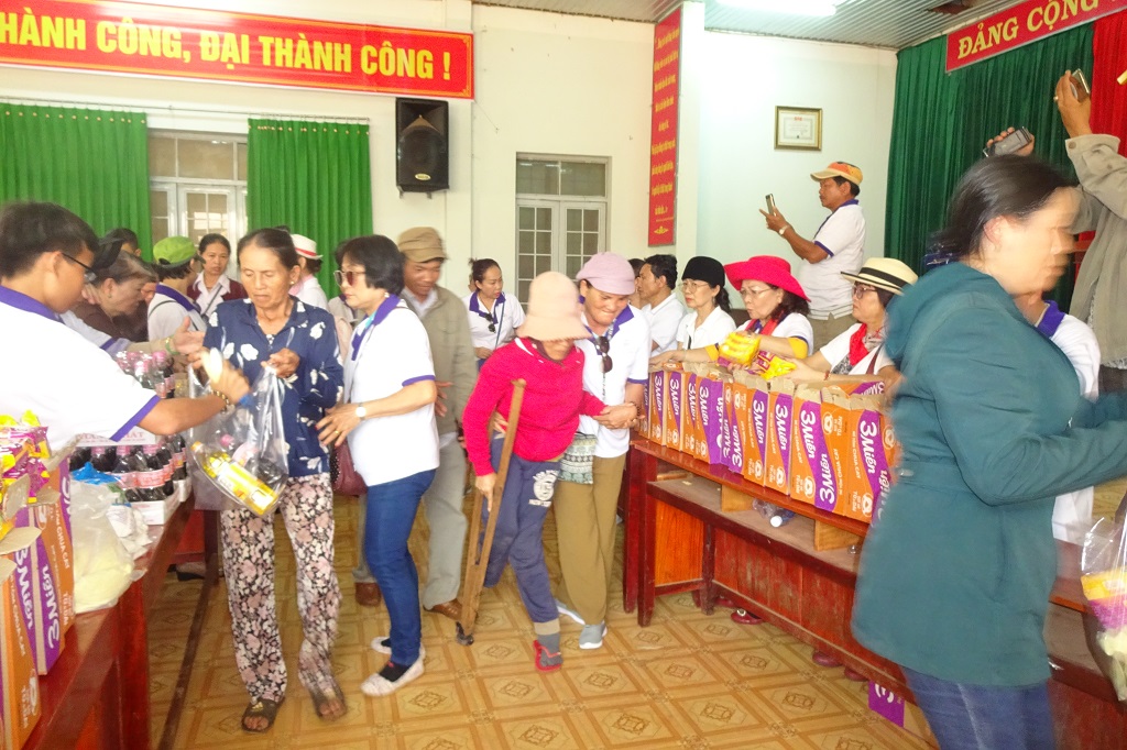 Tặng 200 suất quà cho các đối tượng chính sách ở các xã, thị trấn huyện Krông Năng