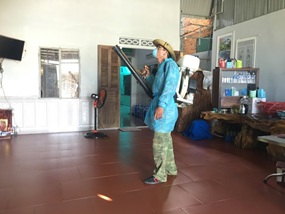 Trung tâm Y tế huyện M'Drắk phun hóa chất phòng chống dịch sốt xuất huyết
