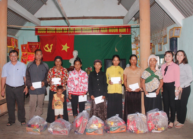 Văn phòng Tỉnh ủy thăm và tặng quà cho các gia đình chính sách tại xã Cư Pui, Krông Bông