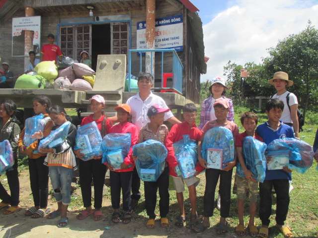 Tặng trên 400 suất quà cho học sinh và hộ nghèo xã Hòa Phong