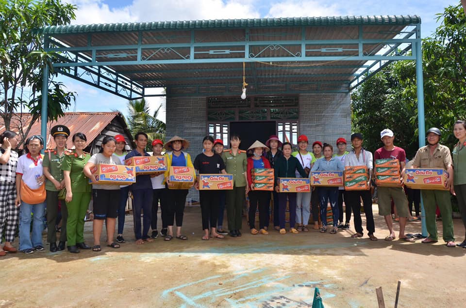 Hội LHPN Công an tỉnh hỗ trợ nhân dân huyện Buôn Đôn và Ea Súp sau mưa lũ