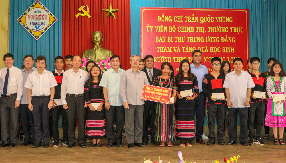 Politburo member and permanent member of the Secretariat Tran Quoc Vuong visits and presents gifts to No Trang Long Ethnic Boarding High School