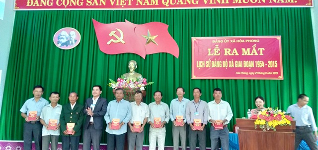 Ra mắt cuốn Lịch sử Đảng bộ xã Hòa Phong giai đoạn 1954 -2015