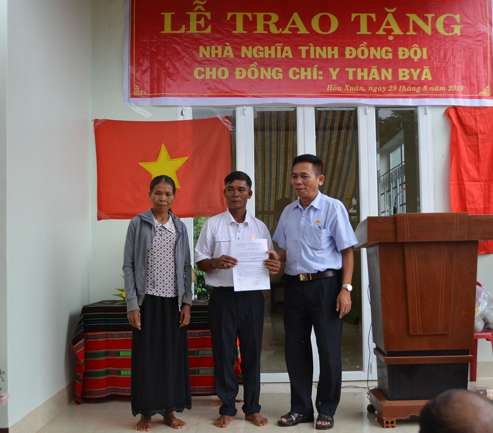 Hội Cựu chiến binh thành phố Buôn Ma Thuột trao tặng nhà “Nghĩa tình Đồng đội” cho Hội viên Chi hội Buôn Buôr xã Hòa Xuân