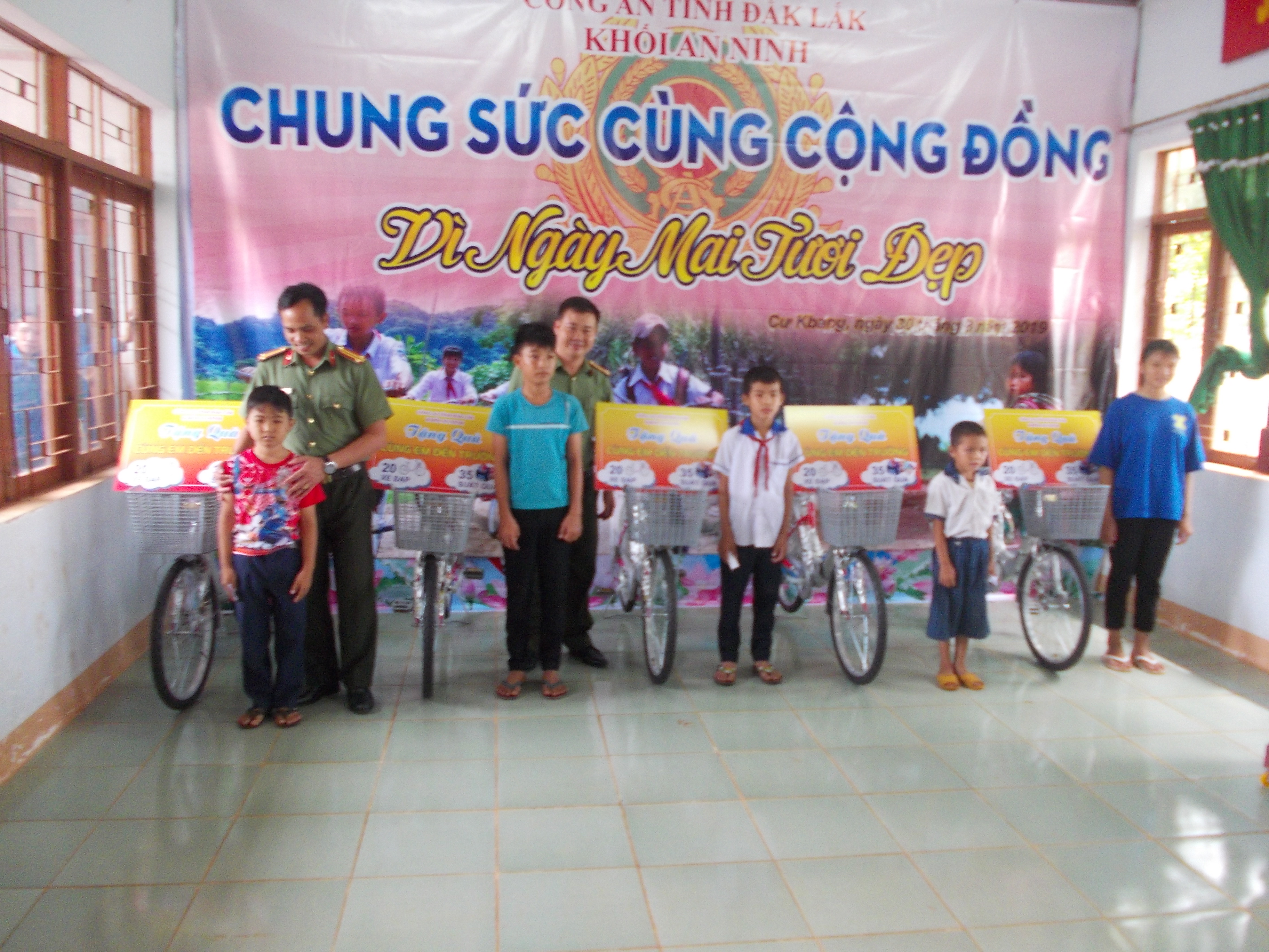 Công an tỉnh Đắk Lắk tặng quà cho học sinh và hộ nghèo bị thiên tai xã Cư K’ bang huyện Ea Súp