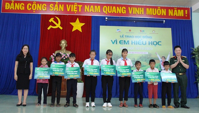 Viettel Đắk Lắk sơ kết 5 năm triển khai chương trình “Vì em hiếu học” và trao học bổng tại huyện Ea Kar