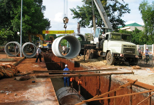 Quyết định về việc cho phép chuẩn bị đầu tư và dự toán chuẩn bị đầu tư dự án: Cải tạo, nâng cấp hệ thống thoát nước mưa đường Nguyễn Tất Thành.